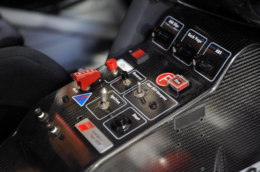 Детали интерьера Audi R8 LMS by GMG Racing 2012 года  (фото 11 из 48)